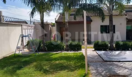Ótima casa a venda em condomínio Vista Bela III a em Uberlândia