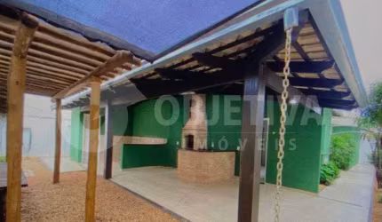 Linda casa térrea à venda em condomínio fechado em Uberlândia