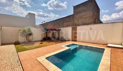 Excelente casa Sobrado à venda no Bairro Alto Umuarama em Uberlândia