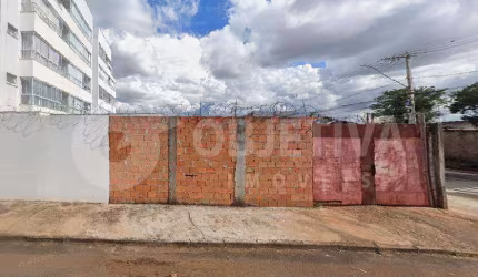 Terreno disponível para venda no bairro Santa Mônica em Uberlândia