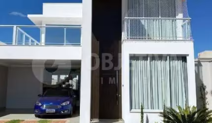Casa estilo sobrado disponível para venda no Condomínio Reserva dos Ipês em Uberlândia