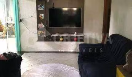 Encantadora casa disponível para venda no bairro Jardim Califórnia em Uberlândia