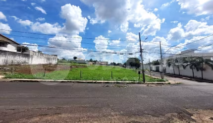 Excelente terreno de esquina disponível para venda no Bairro Morada da Colina em Uberlândia
