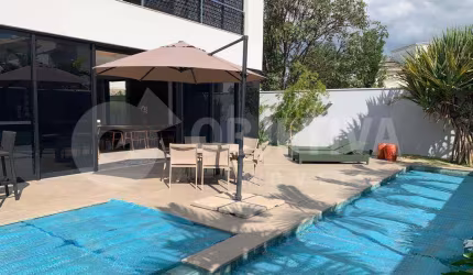 Casa em Condomínio à venda, 3 quartos, 3 suítes, 4 vagas, CONDOMÍNIO BOSQUE KARAIBA - UBERLANDIA/MG