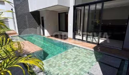 Belíssima Casa à Venda no Condomínio Alphaville 1, dentro do bairro planejado Granja Marileusa