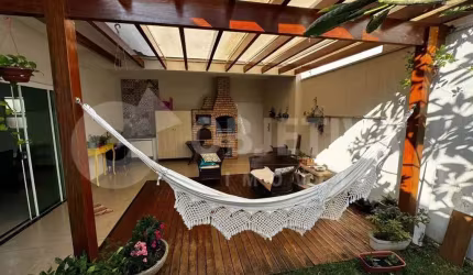 Linda casa está situada no bairro Novo Mundo em Uberlândia disponível para compra