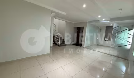 Excelente oportunidade de casa comercial no bairro Santa Mônica disponível para venda