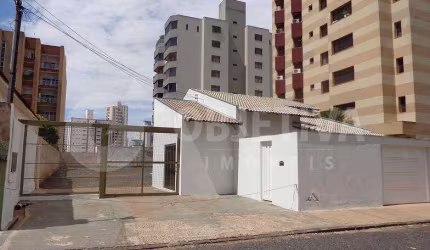 Excelente área estacionamento amplo no bairro Martins para locação