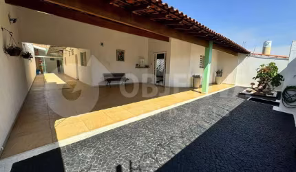 Excelente casa disponível para aluguel no bairro Santa Mônica em Uberlândia