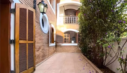 Casa com 7 quartos à venda ou para locação em Caxingui - SP