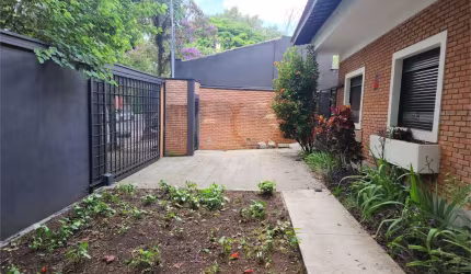 Casa térrea com 3 quartos à venda ou para locação em Alto De Pinheiros - SP