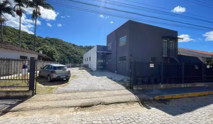 Galpão com 250m2 para locação no Centro de Brusque - SC