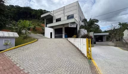 Galpão com 340m2 para locação na cidade de Brusque - SC