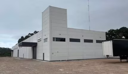 Galpão com 2.435m2 novo com docas para locação em Tijucas - SC