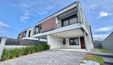 Excelente casa moderna geminada de 03 suítes, com vaga de garagem e quintal privativo.