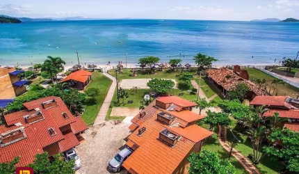 Sobrado em condomínio fechado na beira da praia em Canasvieiras