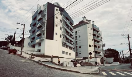 Cobertura duplex, 3 dormitórios, 1 suíte, sala espaçosa, varanda com churrasqueira