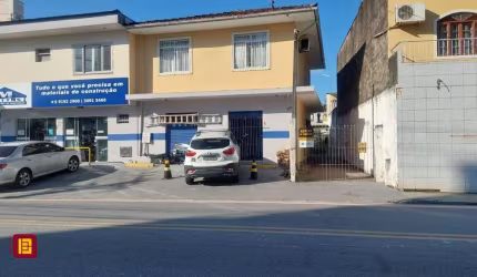 Casa Comercial em Abraão