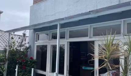 Casa com 04 dormitórios sendo 01 suíte em Coqueiros em Florianópolis