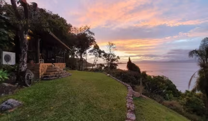 TERRENO com casas em ampla estrutura multifamiliar de frente para o mar na Praia do Forte em Jurerê