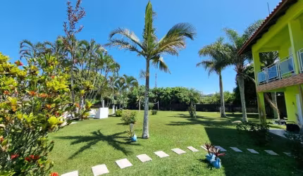 Pousada na Barra da Lagoa com amplo terreno próximo ao mar.
