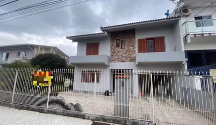 Casa com 04 dormitórios sendo 01 suíte em Barreiros são José