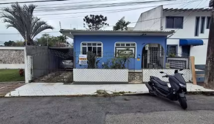 Casa com 03 dormitórios sendo 01 suite no bairro Estreito em Florianópolis