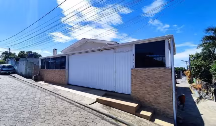 BROGNOLI VENDE - Imóvel Residencial/Comercial com 3 apartamentos e um Mercado  - Ingleses