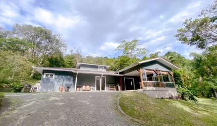 Casa em Ratone com terreno de 9.338 m²