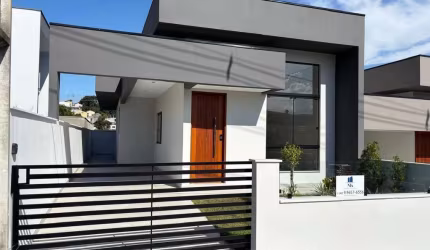 Linda Casa à Venda em Potecas - São José/SC