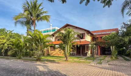 Morar ou investir? Casa a poucos passos da praia de Jurerê Internacional