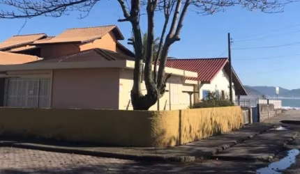 Casa na Beira da praia da Armação - Financiável