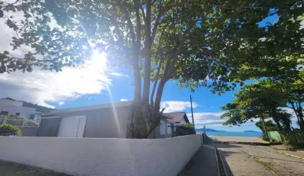 Casa na Beira da praia da Armação - Financiável
