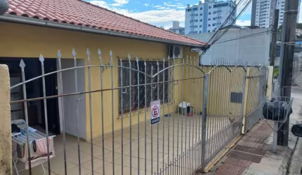 Casa à venda em Barreiros com 4 quartos (2 suítes).