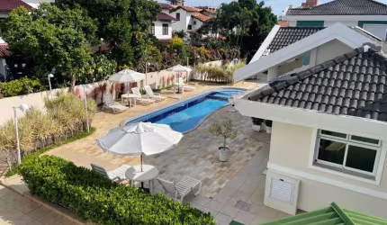 CASA COM 2 SUITES EM CONDOMINIO FECHADO COMPLETAMENTE MOBILIADA