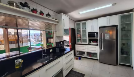 Casa 4 dorms, com piscina na Agronômica
