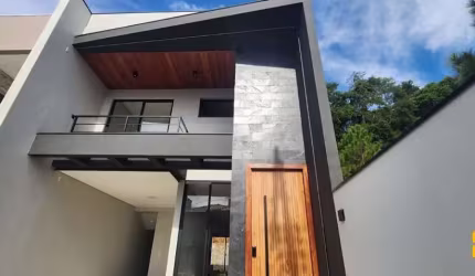 Linda Casa de 2 andares com 3 dormitórios