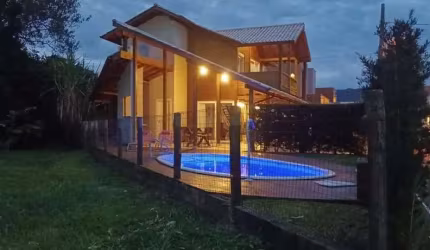 BROGNOLI VENDE- Casa a venda em condomínio fechado, junto a natureza e próximo ao mar.