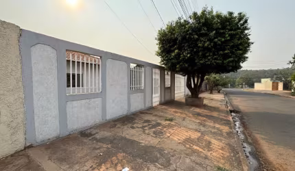 Casa térrea com quintal amplo