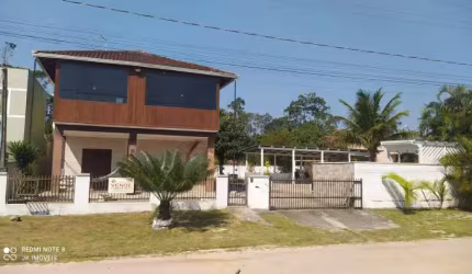 ÓTIMO SOBRADO COM PISCINA E AMPLA ÁREA DE LAZER, A VENDA EM ITAPOÁ-SC