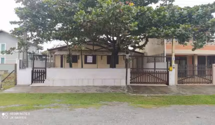CASA ACONCHEGANTE PRÓXIMA DO MAR, PARA LOCAÇÃO PÔR TEMPORADA EM ITAPOÁ-SC