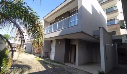 MAGNÍFICO TRIPLEX NO CONDOMÍNIO ILHA DE CAPRI,A VENDA NO BALN.RAINHA DO MAR