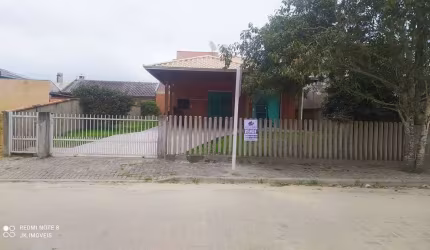 BELÍSSIMA CASA BEM LOCALIZADA, A VENDA NO LOTEAMENTO PRINCIPE EM ITAPOÁ SC