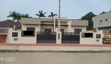 BELÍSSIMA CASA NOVA COM PISCINA, A VENDA NO BALNEÁRIO ESTRELAS - ITAPOÁ-SC