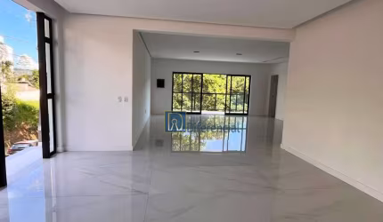 Casa com 03 suítes e muita privacidade dentro de condominio fechado