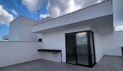 Cobertura com espaço descoberto em prédio com elevador