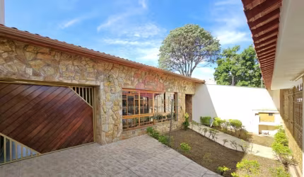 Casa Térrea para Locação em Guarulhos, Vila Galvão, 3 dormitórios, 1 suíte, 2 banheiros, 8 vagas