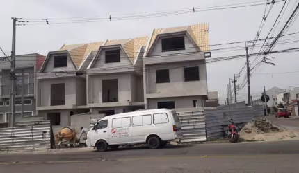 Sobrado à venda no bairro Sítio Cercado - Curitiba/PR