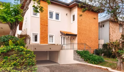Bela casa no condomínio Alphaville Residencial 5, em terreno de 420 m², área construída de 400.