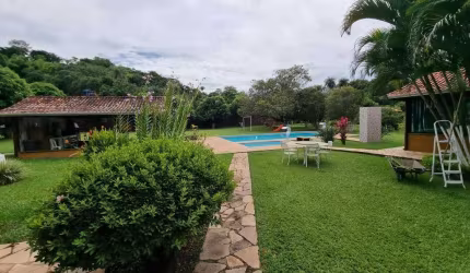 Sítio | Com piscina no Centro de Mateus Leme | JUATUBA IMÓVEIS